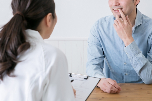 男性が女性医師に相談している